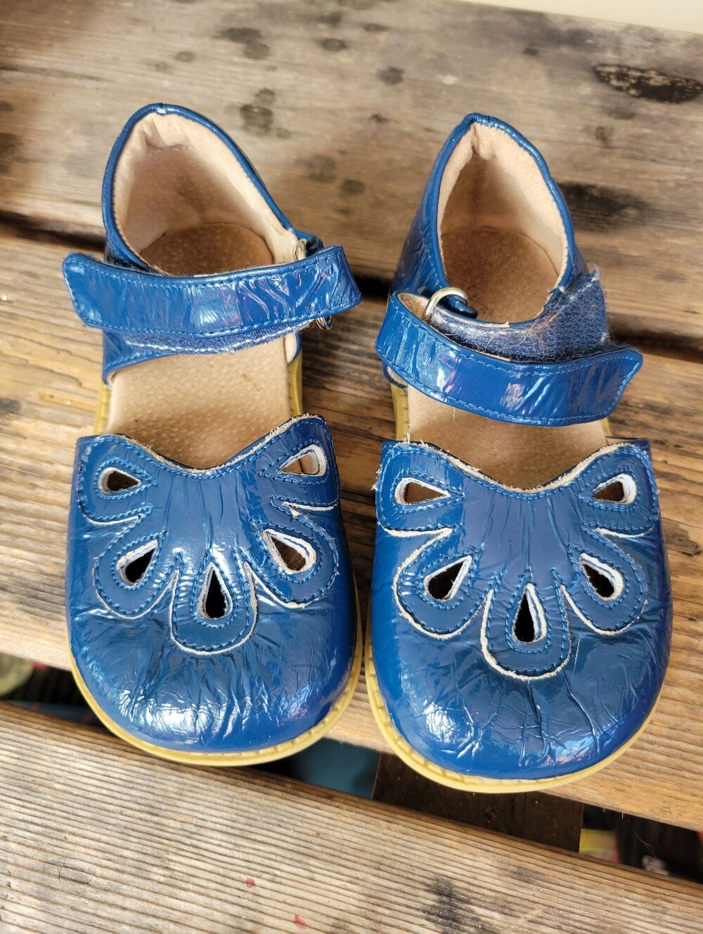 LIVIE + LUCA SZ 9C GUC MUTED BLUE PATENT Petals sandals velcro Strap